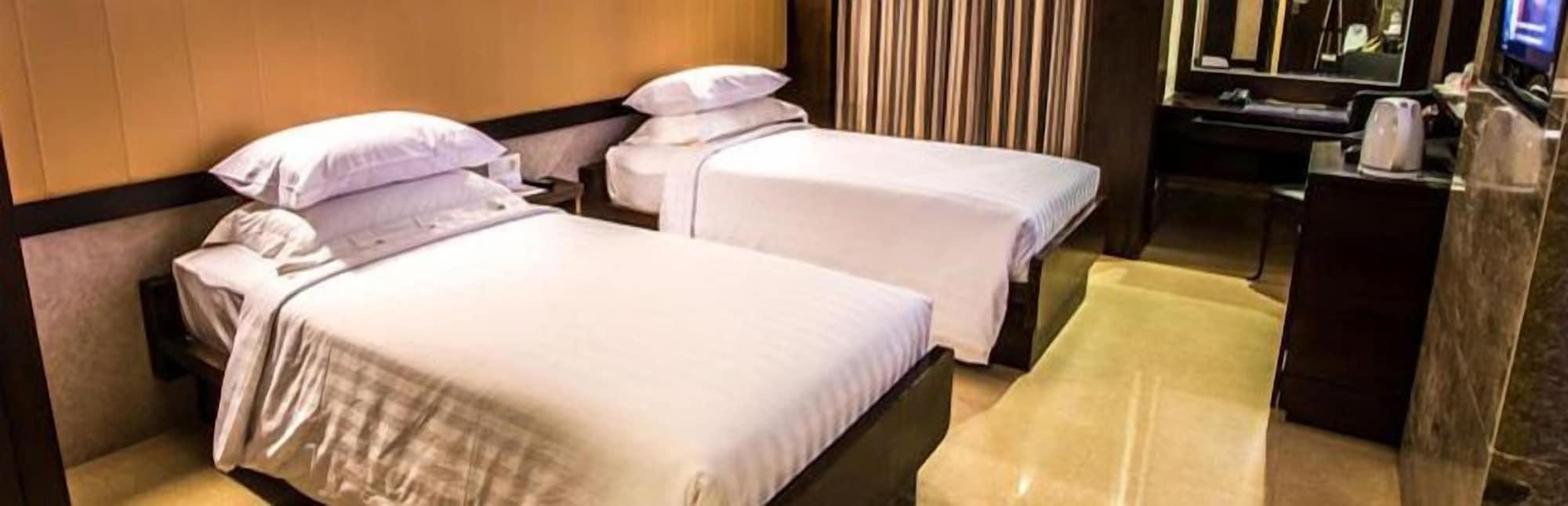 Crown Victoria Hotel Tulungagung Exterior foto