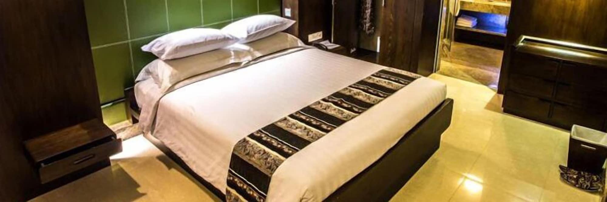 Crown Victoria Hotel Tulungagung Exterior foto