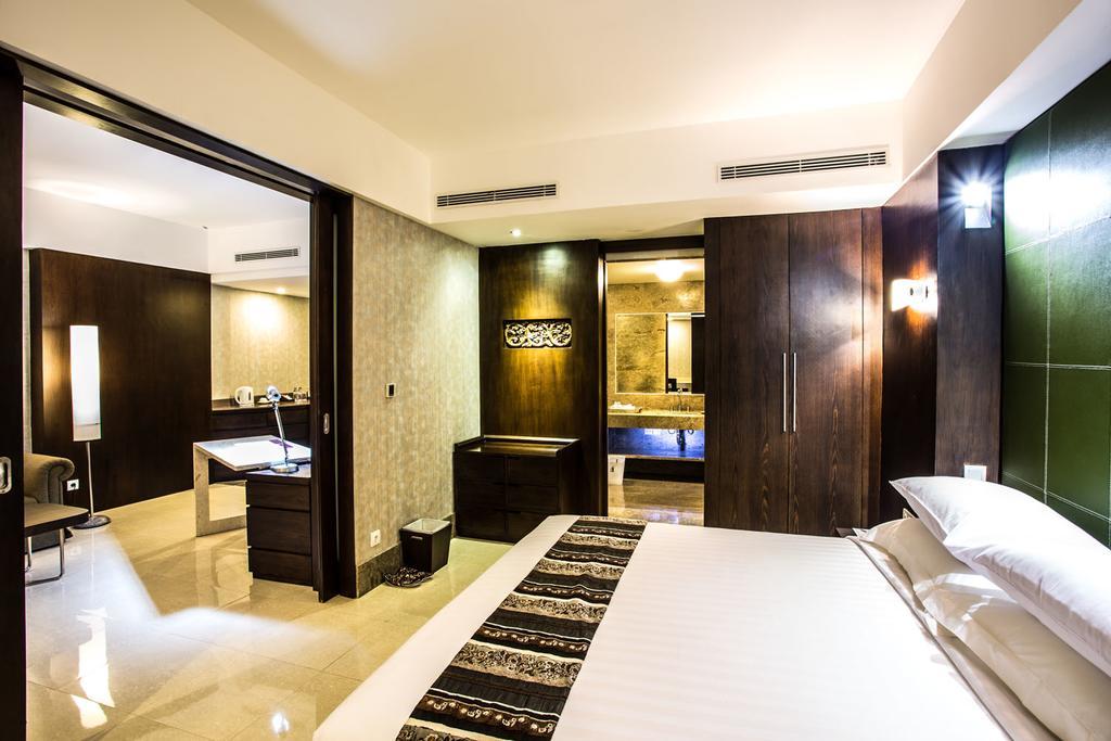 Crown Victoria Hotel Tulungagung Exterior foto