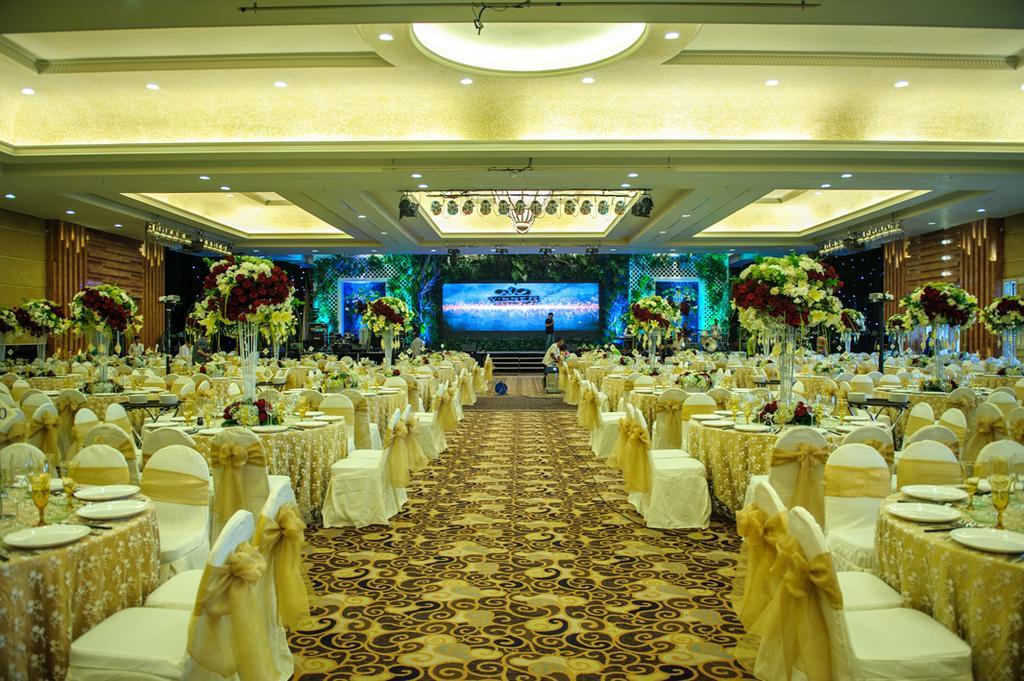 Crown Victoria Hotel Tulungagung Exterior foto